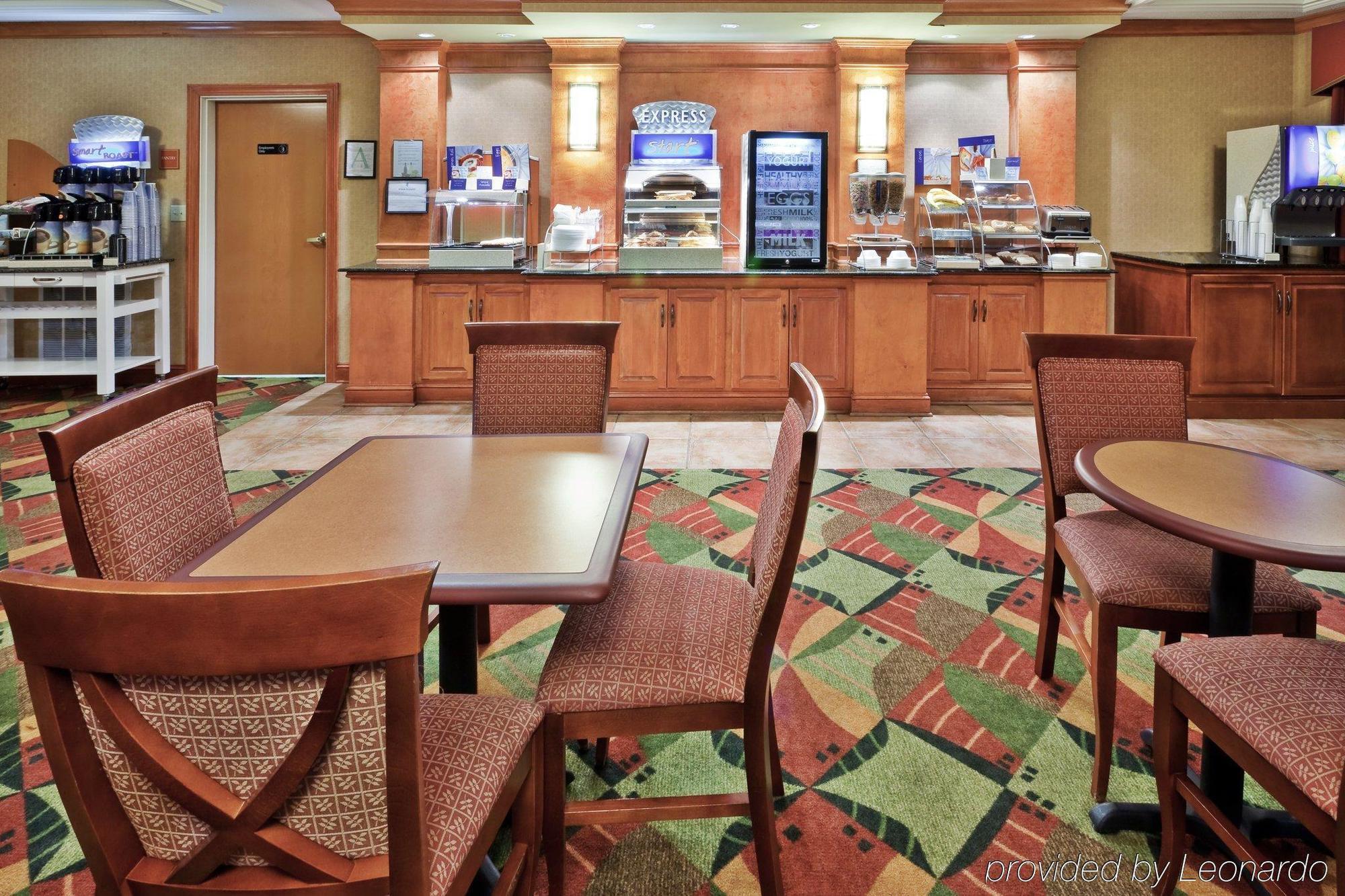 Holiday Inn Express Hotel & Suites Forest By Ihg Ngoại thất bức ảnh